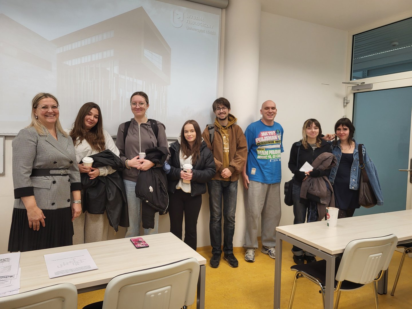 zdjęcie grupowe z gościem