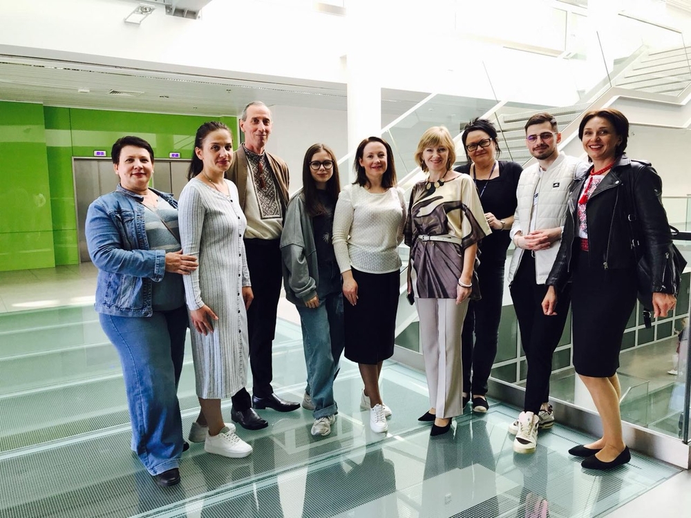 Z przyjemnością, satysfakcją i dumą pragniemy poinformować o kolejnym sukcesie kół naukowych działających w naszym Instytucie! W dniu 14.05.2023 roku na Wydziale Filologicznym UŁ odbyła się II Międzynarodowa Studencko-Doktorancka Konferencja Naukowa pt. Pamięć w języku, literaturze i kulturze. Organizatorami wydarzenia były Kulturologiczne Koło Naukowe Młodych Rusycystów i Językoznawcze Koło Naukowe Rusycystów. Celem konferencji była wymiana myśli młodych badaczy i miłośników nauki na temat rozmaitych aspektów pamięci jako elementu ludzkiego życia, na którym jest budowana teraźniejszość i przyszłość pokoleń. Konferencja przyciągnęła 40 prelegentów z różnych miast i krajów (Japonia, Kazachstan, Niemcy, Słowacja), którzy wystąpili z referatami stacjonarnie lub zdalnie. W wydarzeniu uczestniczyli również studenci z zaprzyjaźnionego Uniwersytetu w Regensburgu, którzy odwiedzili nasze miasto z opiekunami naukowymi. Na otwarciu konferencji wystąpił Chór pieśni ukraińskiej „Namysto” z niezapomnianym repertuarem. Konferencja była dla wszystkich okazją do oswojenia się z wystąpieniami oraz stworzyła możliwość nawiązania kontaktów naukowych i personalnych, a także dzielenia się swoimi osiągnięciami i zdobywania nowej wiedzy naukowej. Mamy nadzieję na kontynuację współpracy z przedstawicielami wszystkich ośrodków naukowych, którzy nas odwiedzili. Uczestnikom i organizatorom składamy serdeczne gratulacje i życzymy dalszych sukcesów!